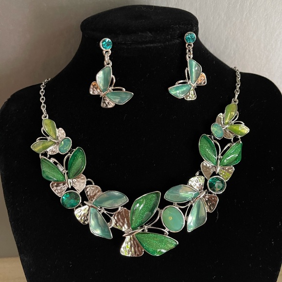 BEAUTIFUL Butterfly necklace w/matching earrings, available in multiple colors! - Picture 5 of 10